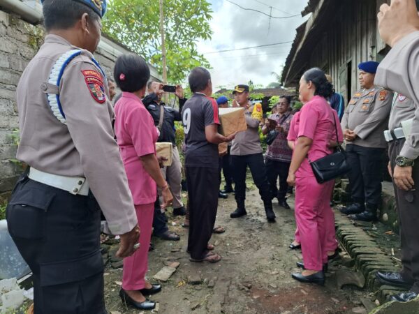 Bantuan Disalurkan, Waka Polres Jembrana Tinjau Langsung Longsor Di Kedisan