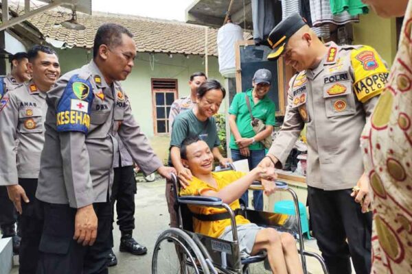 Bantuan Kapolresta Magelang: Kursi Roda Untuk Warga Disabilitas