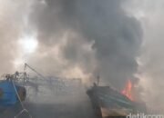 Belasan Kapal Terbakar Di Pelabuhan Tegal, Api Masih Belum Padam