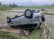 Tak Kuasai Kendali, Mobil Terbalik di Area Persawahan Boyolali