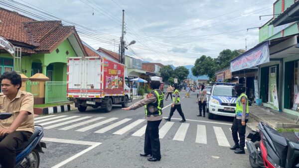 Berikan Perlindungan, Polwan Banjarnegara Laksanakan Patroli Jumat Rutin