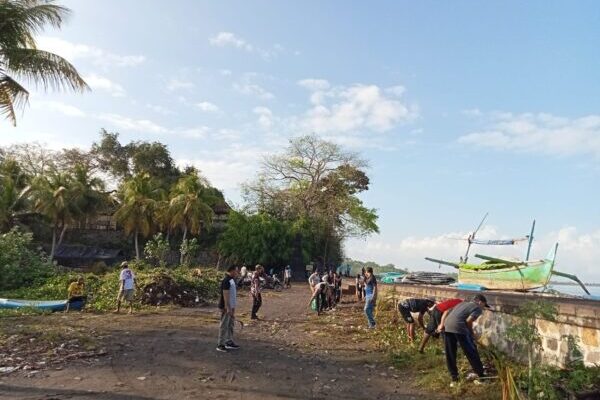 Bhabinkamtibmas Candikusuma Pimpin Aksi Bersih Pantai Demi Wisata