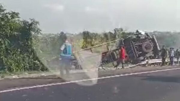 Bus Terguling Di Tol Banyumanik Semarang, Tabrakan Dengan Truk Tronton