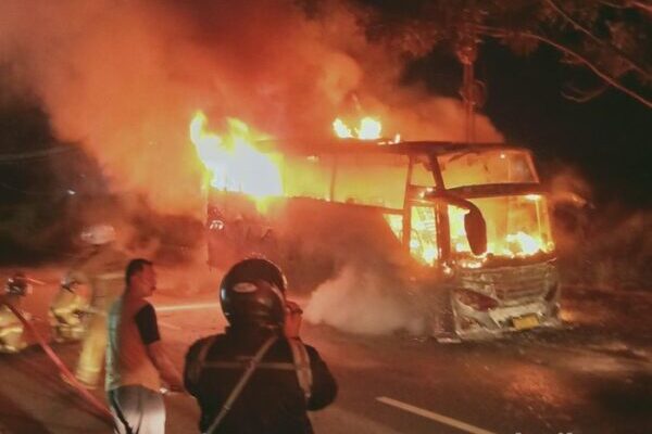 Kebakaran Hebat, Bus Wisata Ludes di Jalan Jogja-Solo Delanggu Klaten