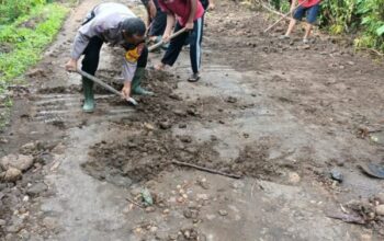 Cegah Banjir, Bhabinkamtibmas Pendem Turun Langsung Perbaiki Irigasi