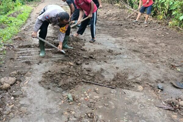 Bhabinkamtibmas Pendem dan Warga Bersinergi Perbaiki Irigasi Cegah Banjir