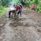 Cegah Banjir, Bhabinkamtibmas Pendem Turun Langsung Perbaiki Irigasi