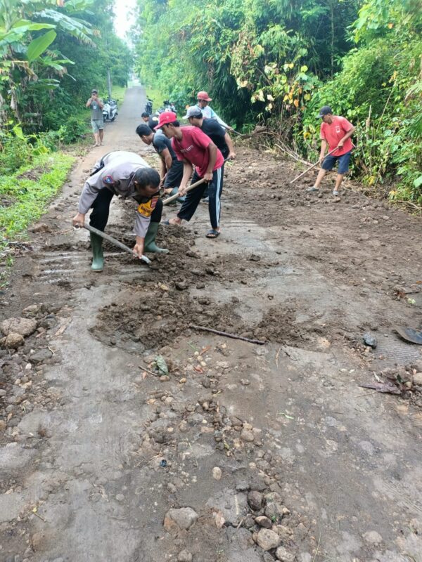 Cegah Banjir, Bhabinkamtibmas Pendem Turun Langsung Perbaiki Irigasi