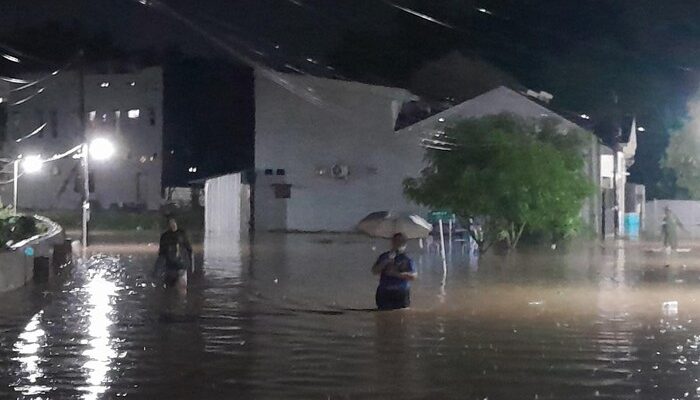 Meteseh Semarang Banjir Setinggi Dada, Warga Mengungsi