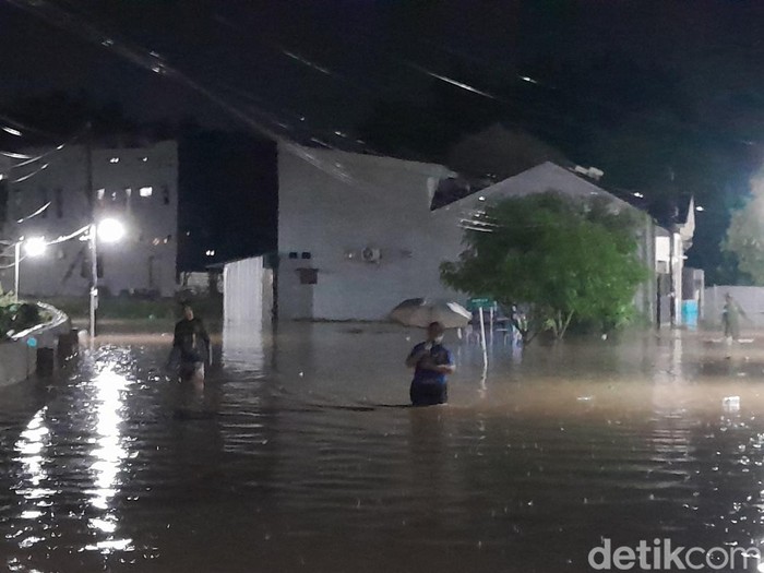 Diterjang Banjir Setinggi Dada Di Meteseh Semarang, Warga Mengungsi