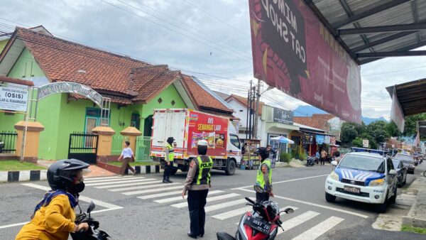 Dukung Ketertiban Ibadah, Polwan Polres Banjarnegara Aktif Patroli Jumat