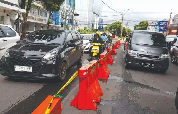 Atasi Penumpukan, Pembatas Jalan Mulai Dipasang di Titik Rawan