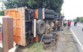 Ganti Ban Berujung Petaka, Truk Fuso Terguling Timpa Pagar Di