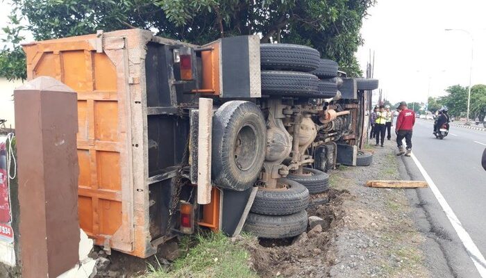 Ganti Ban Berujung Petaka, Truk Fuso Terguling Timpa Pagar di Boyolali