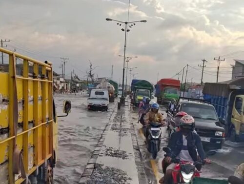 Hati-Hati! Genangan Rob Bisa Ganggu Jalur Pantura Semarang-Demak di Libur Nataru