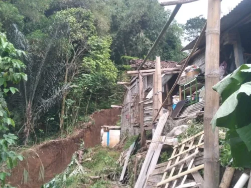 Hujan Lebat Picu Longsor di Windusari Magelang, Rumah Warga Terancam Bahaya