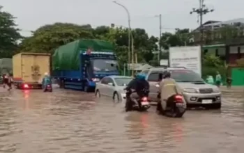 Hujan Lebat Sebabkan Jalur Pantura Kudus Pati Tergenang Banjir