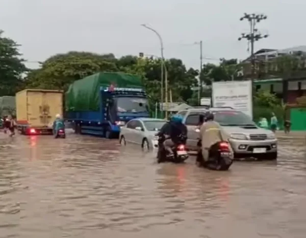 Hujan Lebat Sebabkan Jalur Pantura Kudus Pati Tergenang Banjir