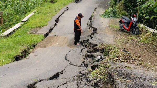 Jalan Utama Banjarnegara Kayuares Ditutup, Tanah Gerak Ancam Keselamatan