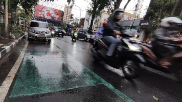 Jalur Sepeda Di Kota Malang Dipakai Untuk Parkir, Pesepeda Angkat