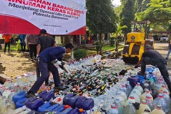 Jelang Nataru, Polresta Banyumas Musnahkan Ribuan Miras dalam Operasi Lilin Candi