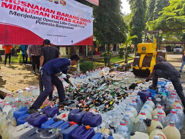 Jelang Nataru, Polresta Banyumas Musnahkan Ribuan Miras Dalam Operasi Lilin