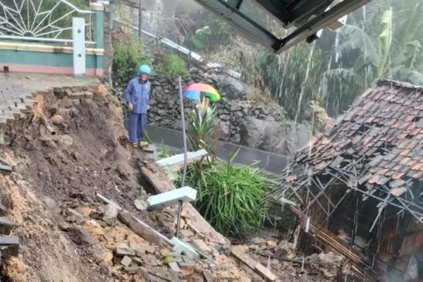 Jumat Pahing Bawa Bencana Ke Rembang, Banjir Dan Longsor Rusak