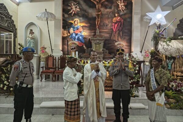 Kapolres Jembrana Pantau Ibadah Malam Natal di Gereja Katolik Santa Maria Ratu Gumbrih