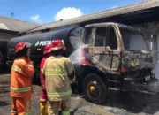 Kebakaran Hebat Truk Tangki Aspal Di Cilacap, Ratusan Juta Melayang