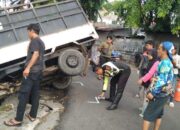 Kecelakaan Pikap Sampah Di Semarang: Tembok Ditabrak, Parit Jadi Tujuan