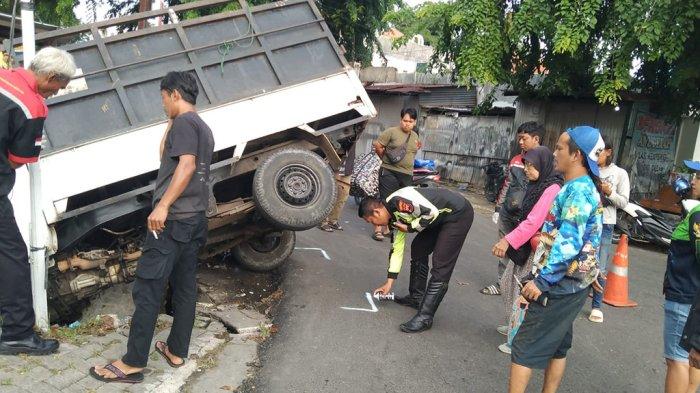 Kecelakaan Pikap Sampah Di Semarang: Tembok Ditabrak, Parit Jadi Tujuan