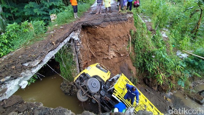 Kecelakaan Di Banjarnegara, Truk Pasir Jatuh Akibat Jembatan Roboh