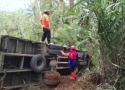 Truk Bermuatan Besi Terguling di Banjarnegara, Beruntung Sopir dan Kenek Selamat