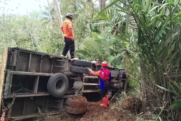 Truk Tronton Bermuatan Besi Terguling di Banjarnegara, Sopir dan Kenek Selamat