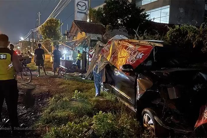 Kecelakaan Di Kartasura, Mobil Seruduk Angkringan, Sopir Tak Terselamatkan