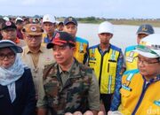 Kepala BNPB Periksa Penguatan Tanggul untuk Antisipasi Banjir di Sungai Wulan Demak