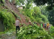 Polres dan Warga Jepara Gotong Royong Bersihkan Longsor