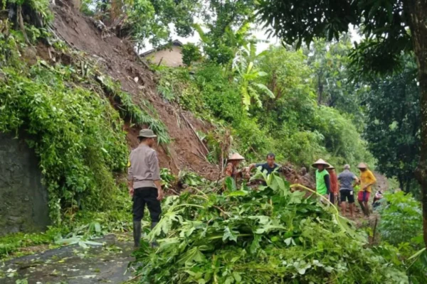 Kerja Bakti Polres Dan Warga Tangani Longsor Di Jepara