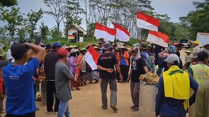 Ketegangan Sengketa Lahan, Warga Rembang Tutup Akses Jalan Ke Pabrik