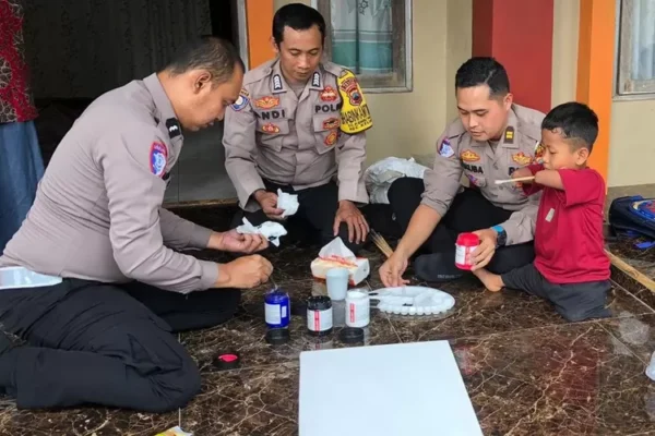 Kunjungan Polisi Di Jepara Bawa Kebahagiaan Untuk Anak Difabel