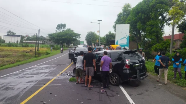 Laka Karambol Di Sragen: Avanza Tabrak Innova Dan Motor, Pemotor