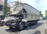 Truk Tronton Tabrak Dump Truk di Jalur Pantura Kota Kendal