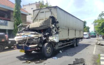 Laka Lantas Di Pantura Kendal, Truk Tronton Hantam Dump Truk