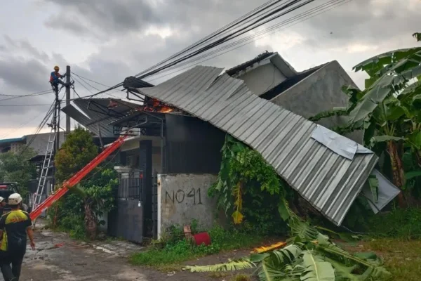 Lisus di Sukoharjo: Atap Rumah dan Warung di Dua Desa Porak-Poranda