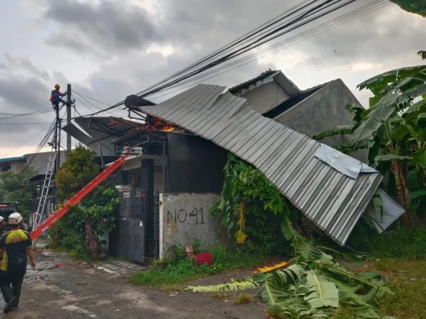 Lisus Terjang Dua Desa Di Sukoharjo, Atap Rumah Dan Warung