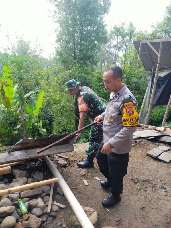 Longsor Melanda Jembrana, Bhabinkamtibmas Dauhwaru Siap Bantu Warga