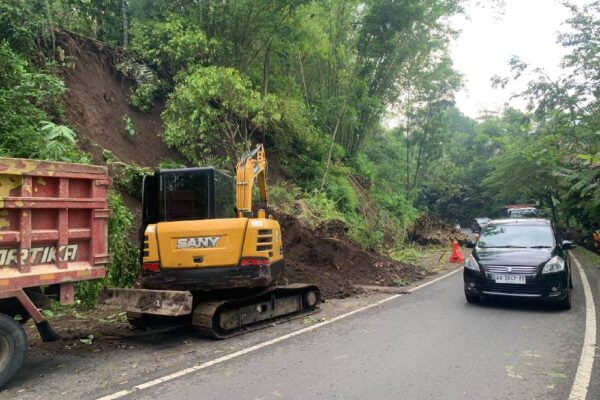 Longsor Tutup Jalan Penghubung Kulonprogo Magelang, Arus Lalu Lintas Terganggu