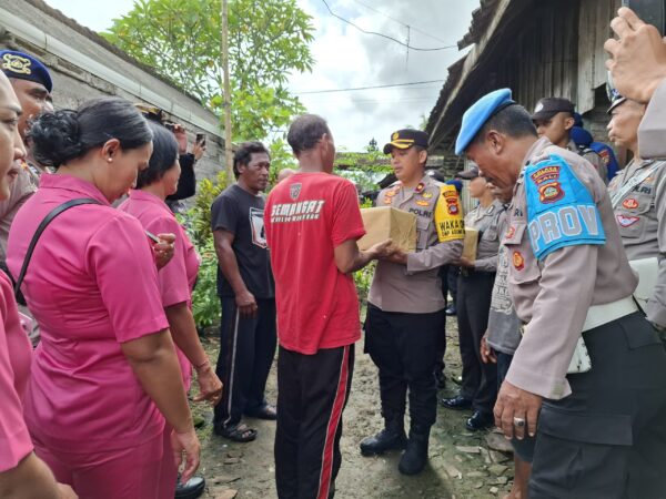 Longsor Di Kedisan, Waka Polres Jembrana Turun Langsung Serahkan Bantuan