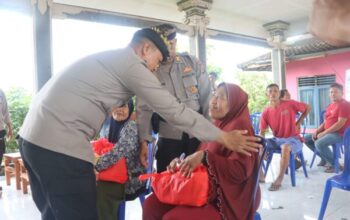 Minggu Kasih, Kapolres Jembrana Hadir Di Desa Medewi Dengan Bantuan