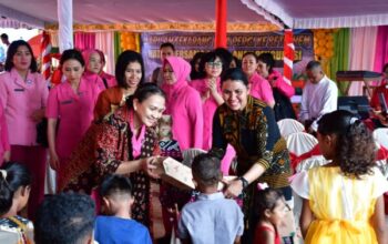 Momen Natal: Bhayangkari Berbagi Kasih Dengan Korban Erupsi Gunung Lewotobi